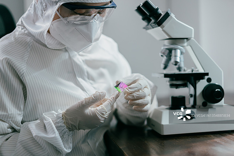 女工程师在实验室检查晶圆芯片图片素材