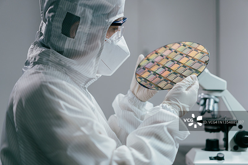 女工程师在实验室检查晶圆芯片图片素材