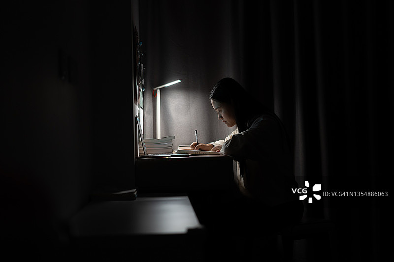 亚洲女孩深夜学习图片素材