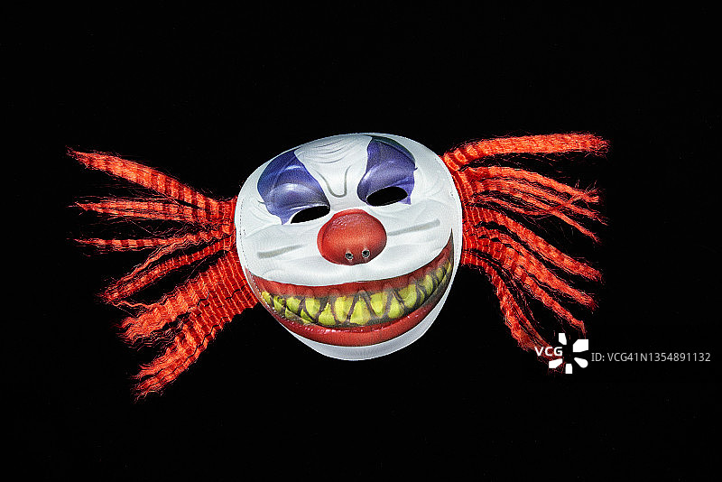 黑色背景上的恐怖面具图片素材