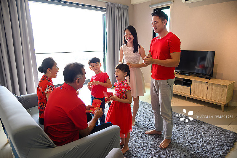 中国新年，孙子孙女向爷爷奶奶拜年收红包图片素材