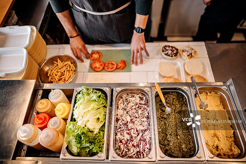 金属容器中的汉堡沙拉选择图片素材