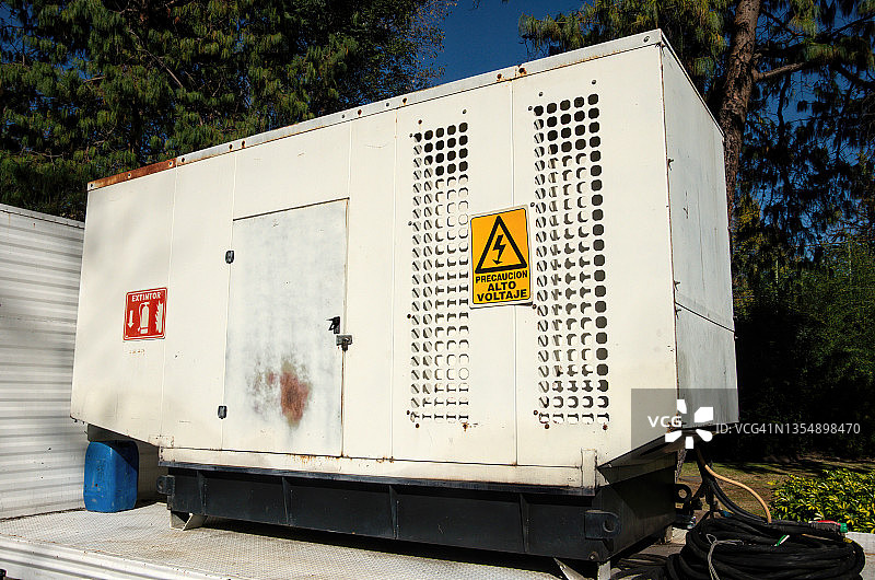 卡车托盘顶部的大型出租便携式发电机图片素材