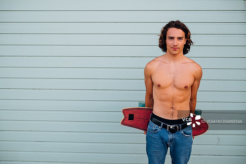 玩滑板的年轻男子肖像图片素材