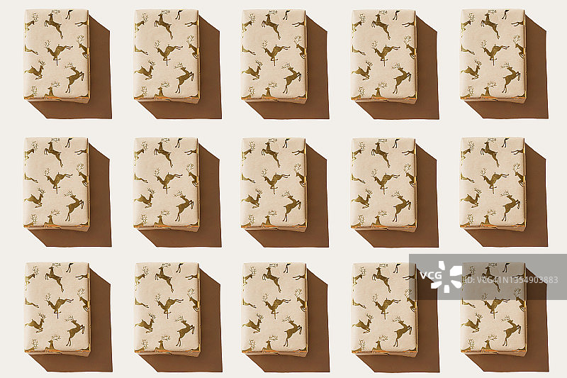 白色背景上的圣诞礼物图案，圣诞简约风，平铺俯视图片素材