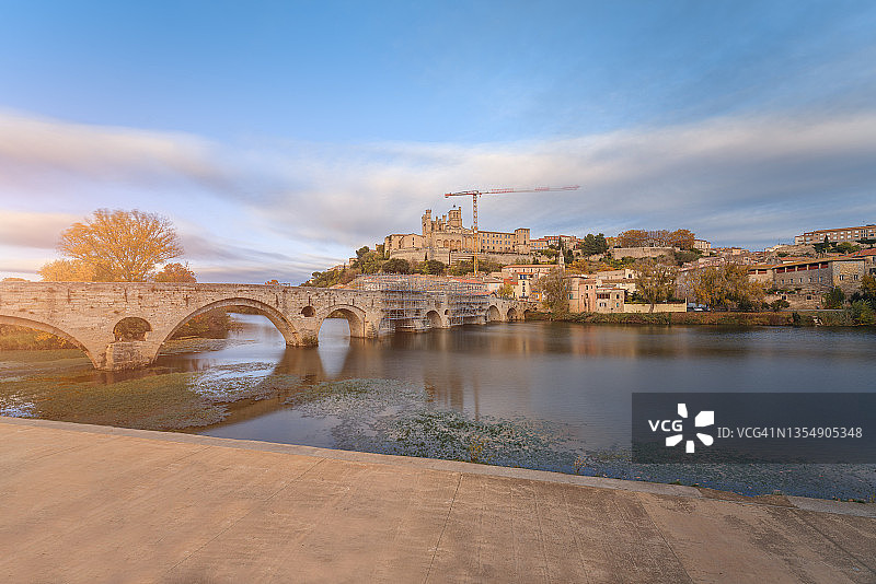 法国贝济耶的老城区天际线和圣纳泽尔大教堂图片素材