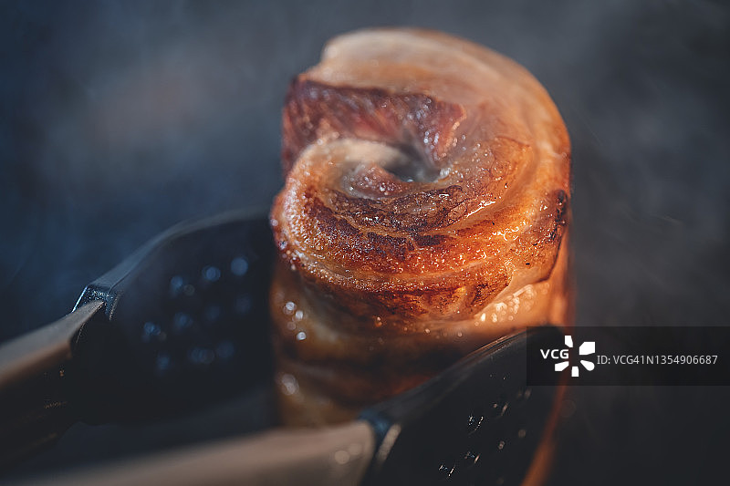 煎锅煎烤猪肉图片素材