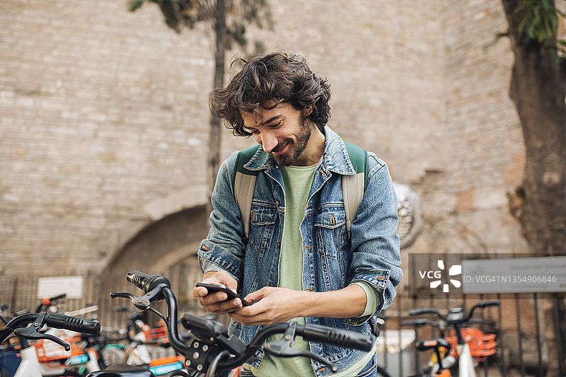 在度假时租用电动自行车的年轻人图片素材