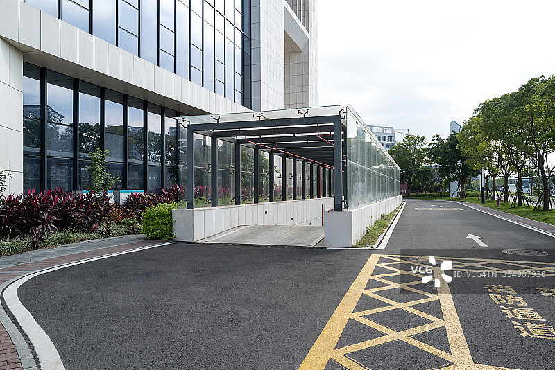 现代建筑地下停车场入口图片素材