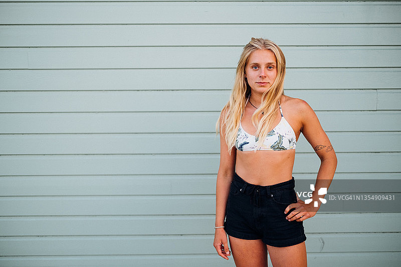 身穿比基尼的年轻女人肖像图片素材