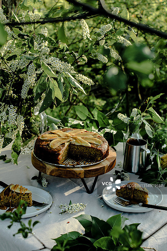 焦糖酱香蕉蛋糕图片素材