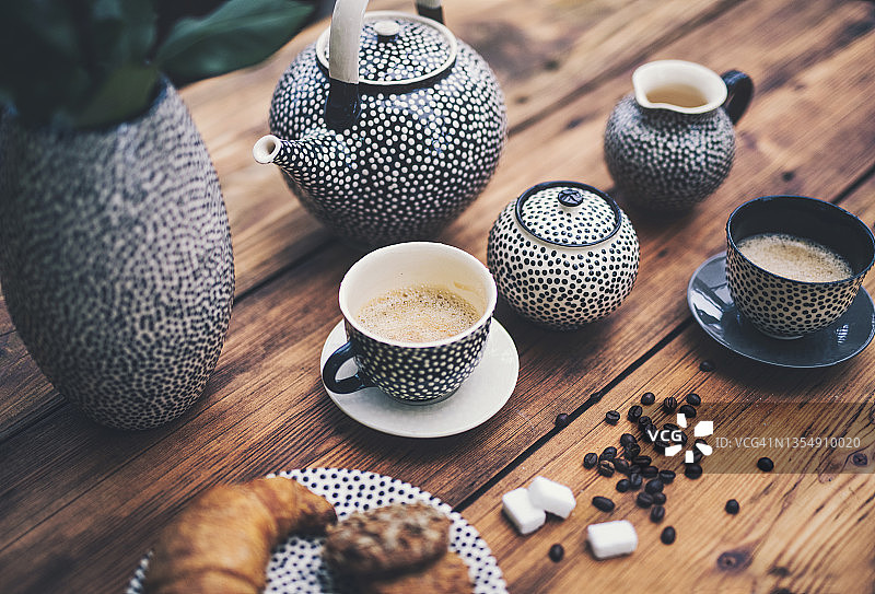 桌上的咖啡杯和简餐图片素材