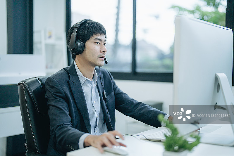 年轻男人在办公室参加会议图片素材