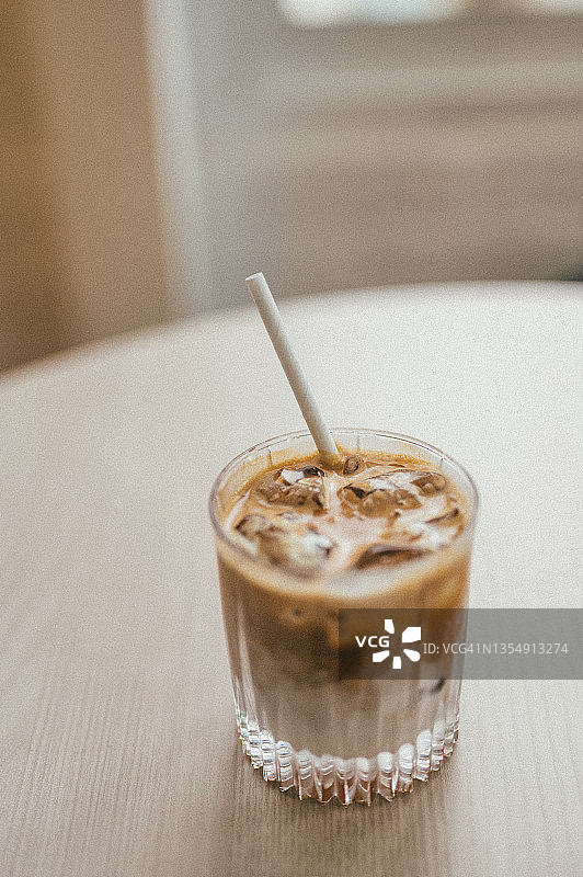 木桌上的冰咖啡杯，夏季特写图片素材