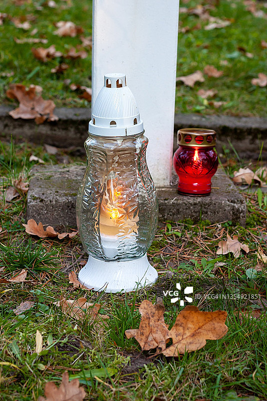 墓地坟墓上燃烧的蜡烛图片素材