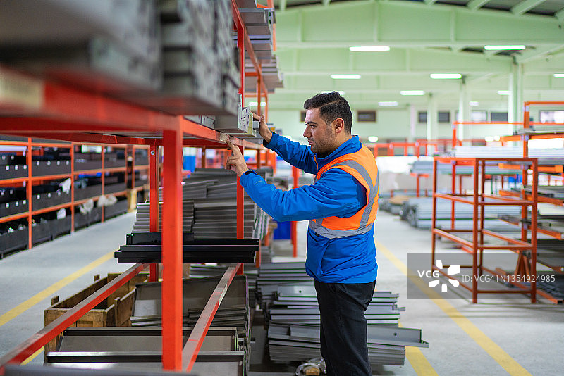 仓库男工人在工厂检查货物图片素材