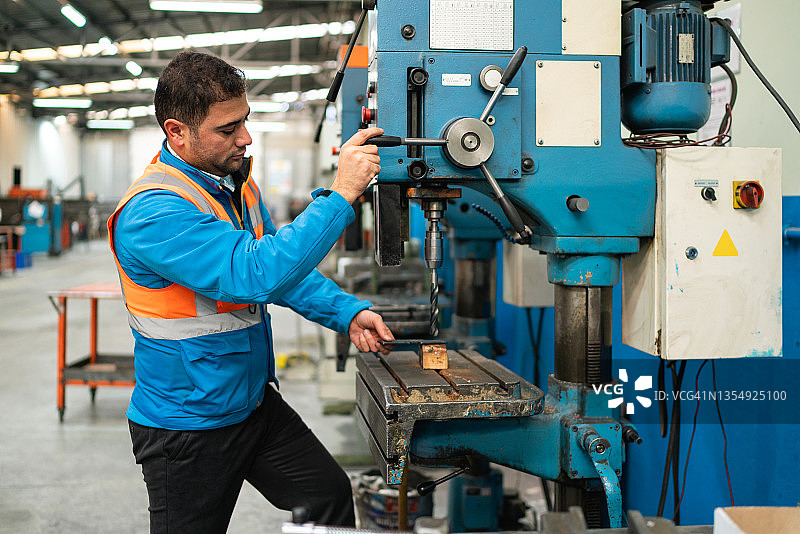 工厂工人肖像图片素材