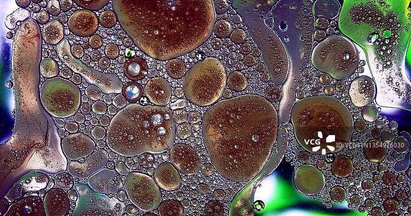 金属液体上气泡和水滴形成的抽象形状和纹理图片素材