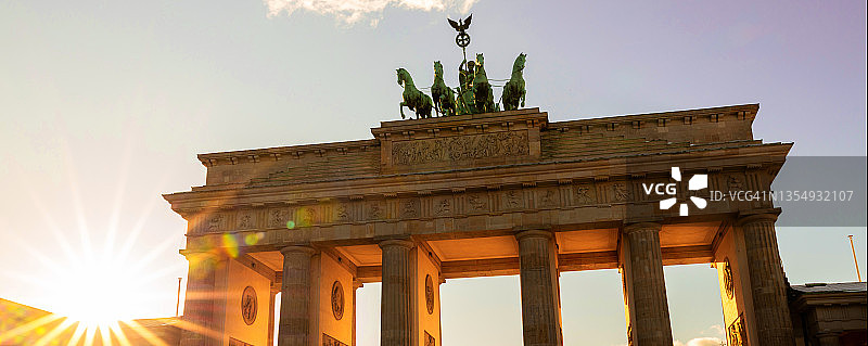 德国柏林日落时分的勃兰登堡门图片素材