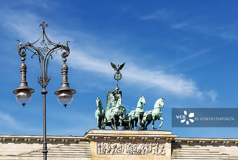 德国柏林勃兰登堡门上的四马战车雕像图片素材