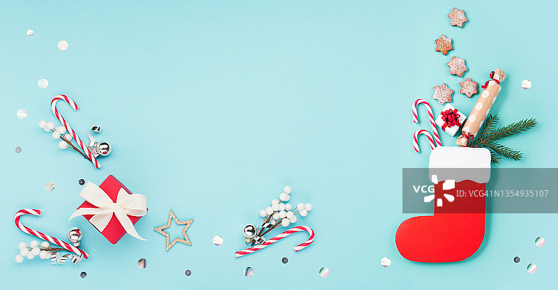 圣尼古拉斯日贺卡：红色靴子与糖果、姜饼及12月6日礼物，蓝色背景图片素材
