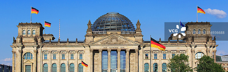 带有德国国旗的德国国会大厦图片素材