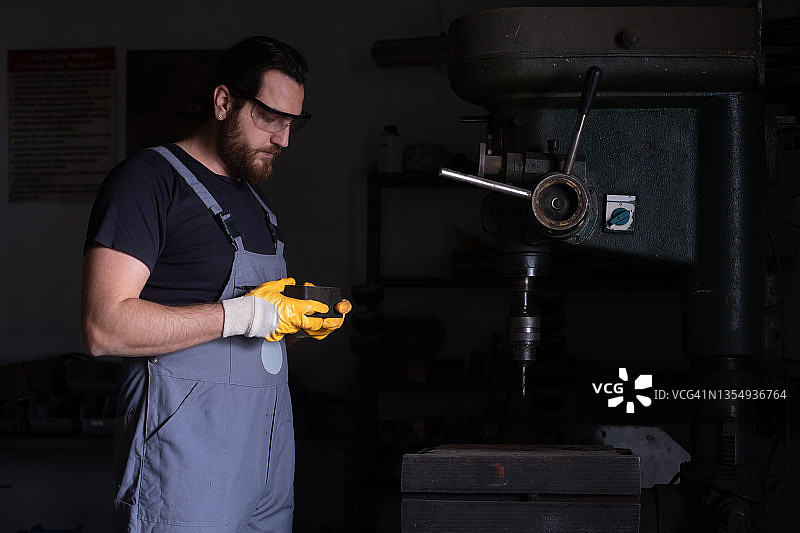 在钻床上工作的工人图片素材