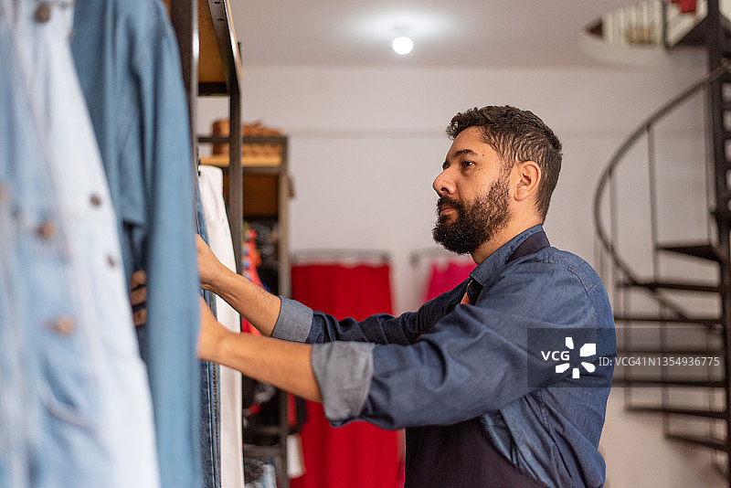 服装店主整理店铺图片素材