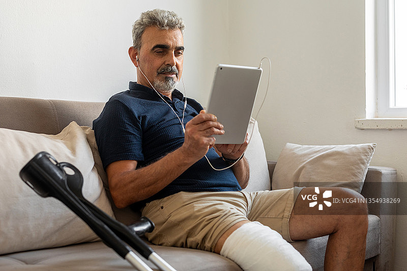 在家中腿部骨折的老人图片素材