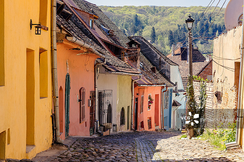 锡吉什瓦拉中世纪城堡的彩色街道，罗马尼亚特兰西瓦尼亚图片素材