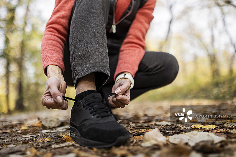 系鞋带的年长女运动员图片素材