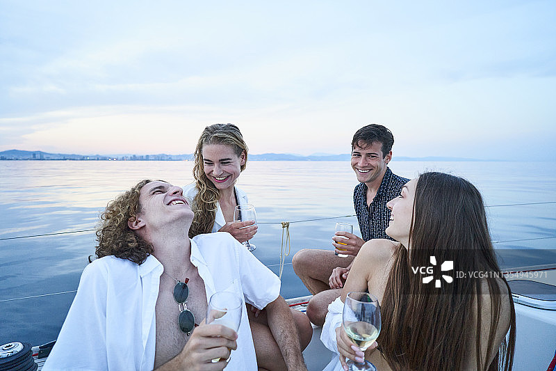 帆船甲板上朋友们开怀大笑图片素材