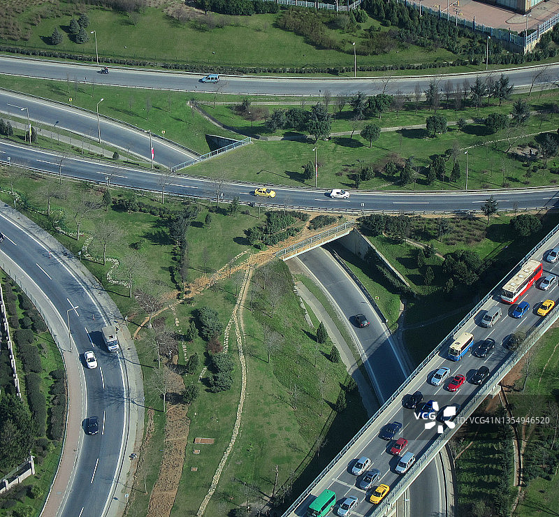 高速公路立交桥上的汽车交通图片素材