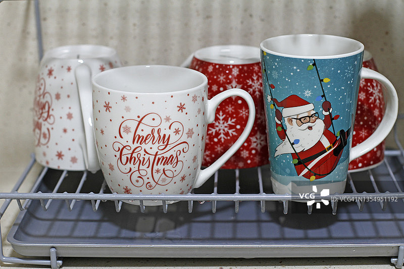 沥水架上的圣诞杯子图片素材