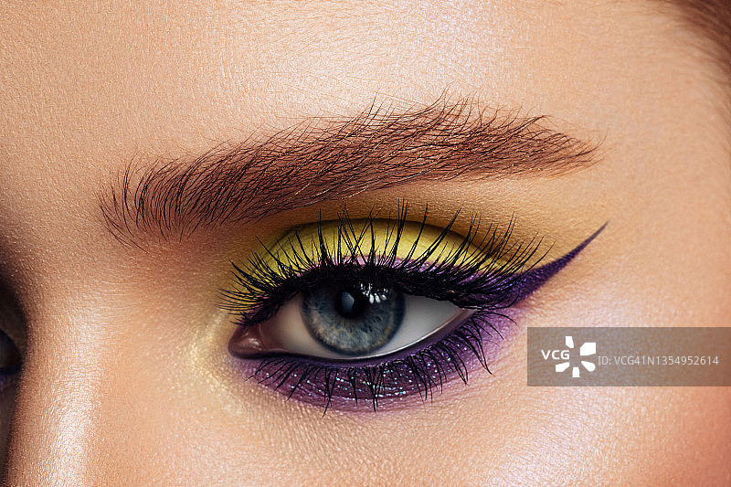 美丽的女人与明亮的化妆图片素材