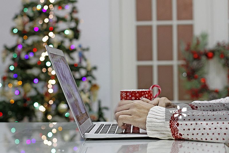 使用笔记本电脑工作的女人特写图片素材