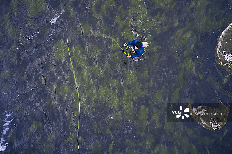 在犹他州普罗沃河飞蝇钓鱼的亚洲男人图片素材