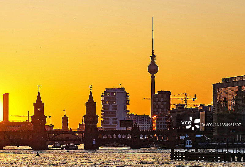 德国柏林上树桥和施普雷河的日落图片素材