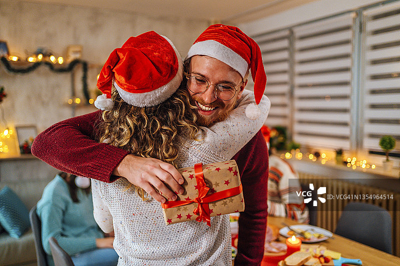 男人收到女友的礼物图片素材