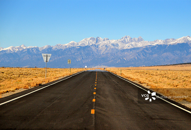 从科罗拉多州150号国道看到的圣克里斯托山脉图片素材