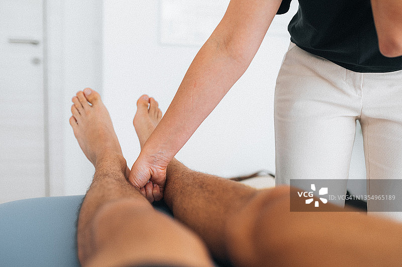 理疗师检查病人图片素材