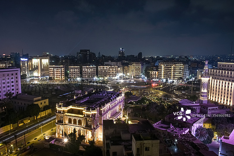 埃及开罗解放广场建筑群夜间照明的壮丽鸟瞰图片素材