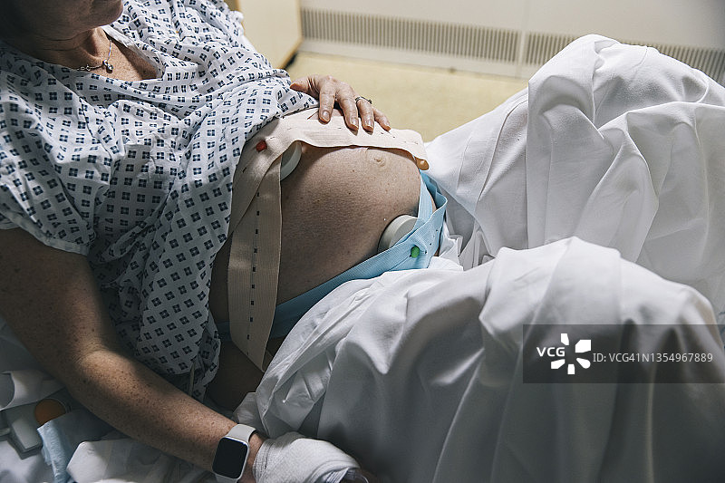 在产房准备分娩的匿名孕妇图片素材