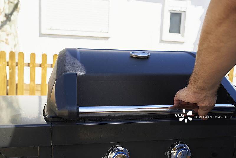 高温预热的关闭式烤架，用于准备和烹饪食物图片素材
