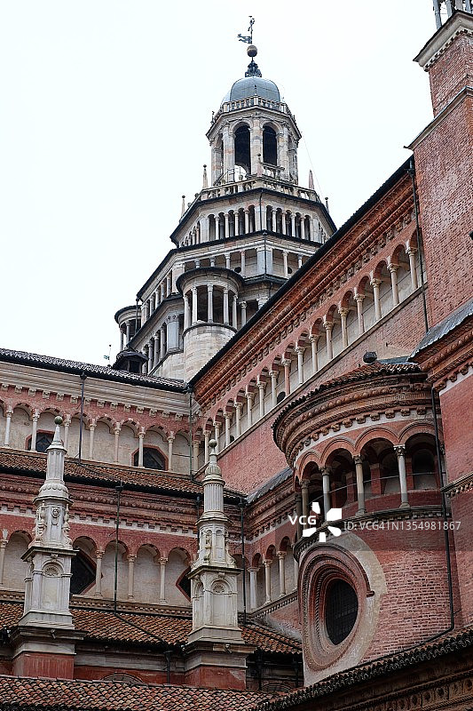 从回廊看到的帕维亚修道院图片素材