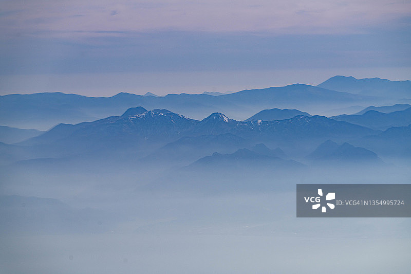 从飞机上俯瞰日本新泻县妙高户隐连山国家公园图片素材