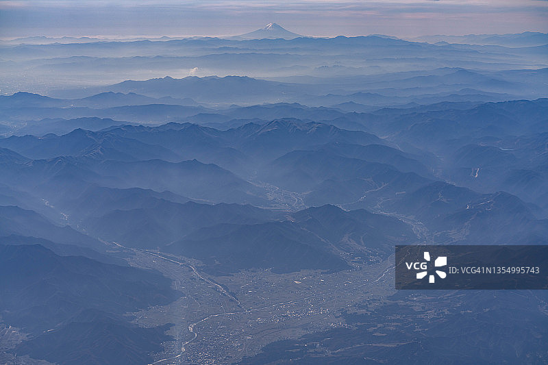 飞机航拍日本新潟县和群马县的富士山及谷川山脉图片素材