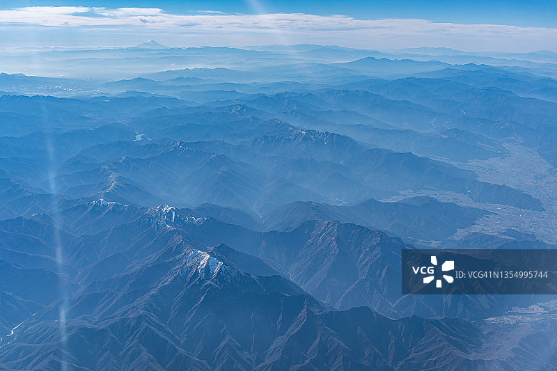 飞机航拍：日本新泻县的富士山与群山图片素材