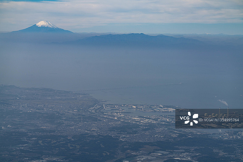 从飞机上俯瞰日本千叶县的白雪皑皑的富士山和东京湾图片素材