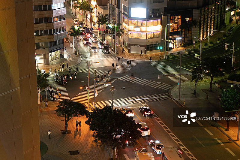日本那霸市灯火通明的街道图片素材